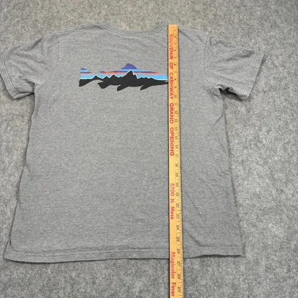 Patagonia Gray Fitz Roy Smallmouth Responsibili Short Sleeve T-Shirt Men Size‎ M - Picture 2 of 5